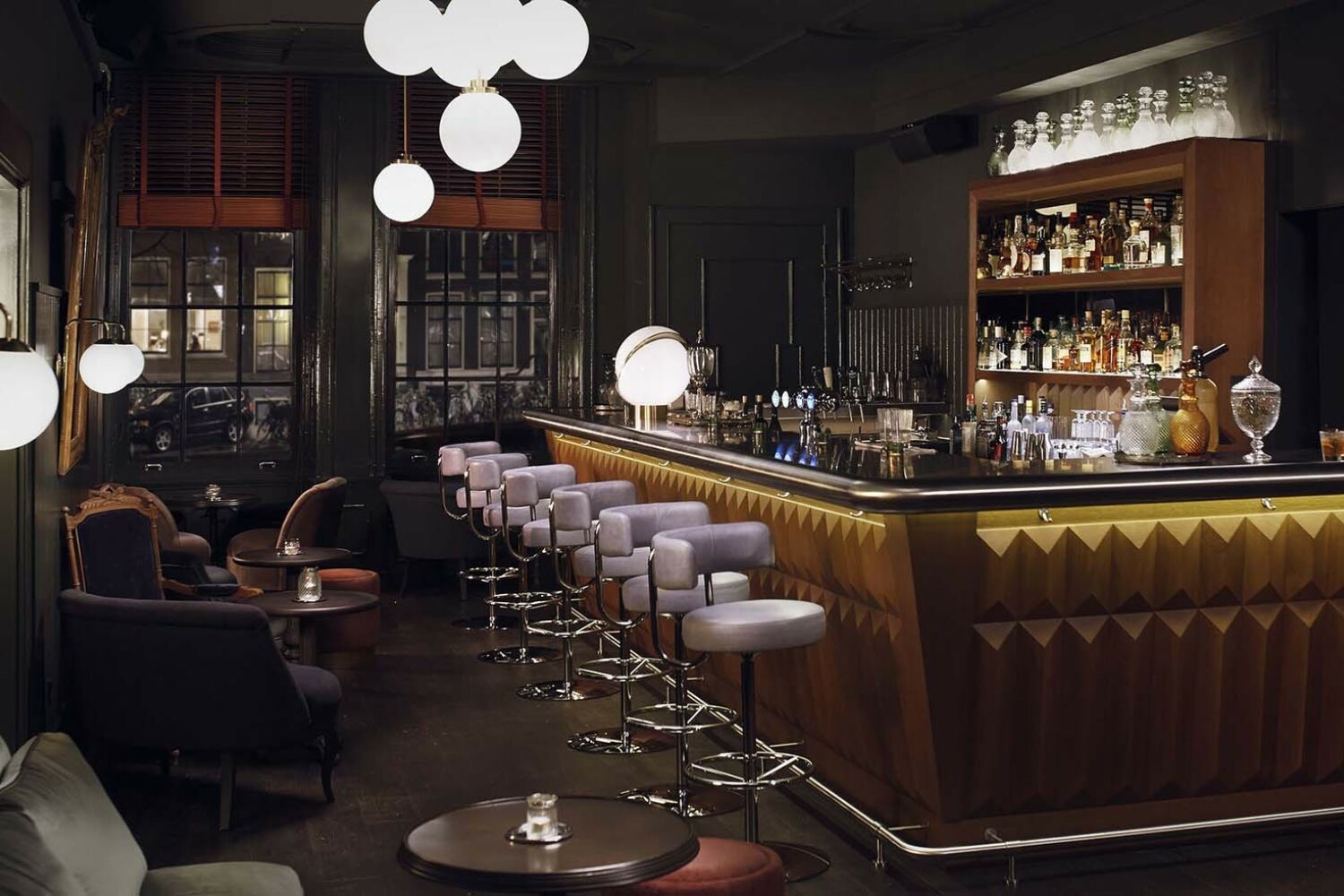 Pulitzers Bar Interior 1